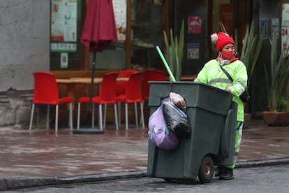 Personal de limpieza, este jueves en las calles de la Ciudad de México.