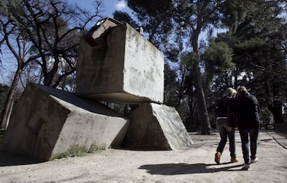 Esta escultura de tres cubos de hormigón situada frente al Palacio de Cristal en el parque de El Retiro de Madrid fue inaugurada antes de su obra en Llanes, 'Cubos de la memoria', que también consta de piezas de la misma forma y el mismo material.