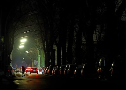 Una persona cruzaba la calle en el distrito de Steglitz-Zehlendorf durante el apagón, el 6 de enero.
