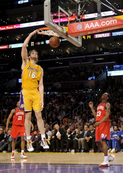 Gasol encesta durante el partido que ha enfrentado a Los Angeles Lakers con los Philadelphia 76ers