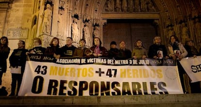 Concentración de los familiares de las víctimas del accidente del metro este domingo en la plaza de la Virgen de Valencia.