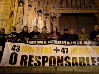 Concentraci&oacute;n de los familiares de las v&iacute;ctimas del accidente del metro este domingo en la plaza de la Virgen de Valencia.