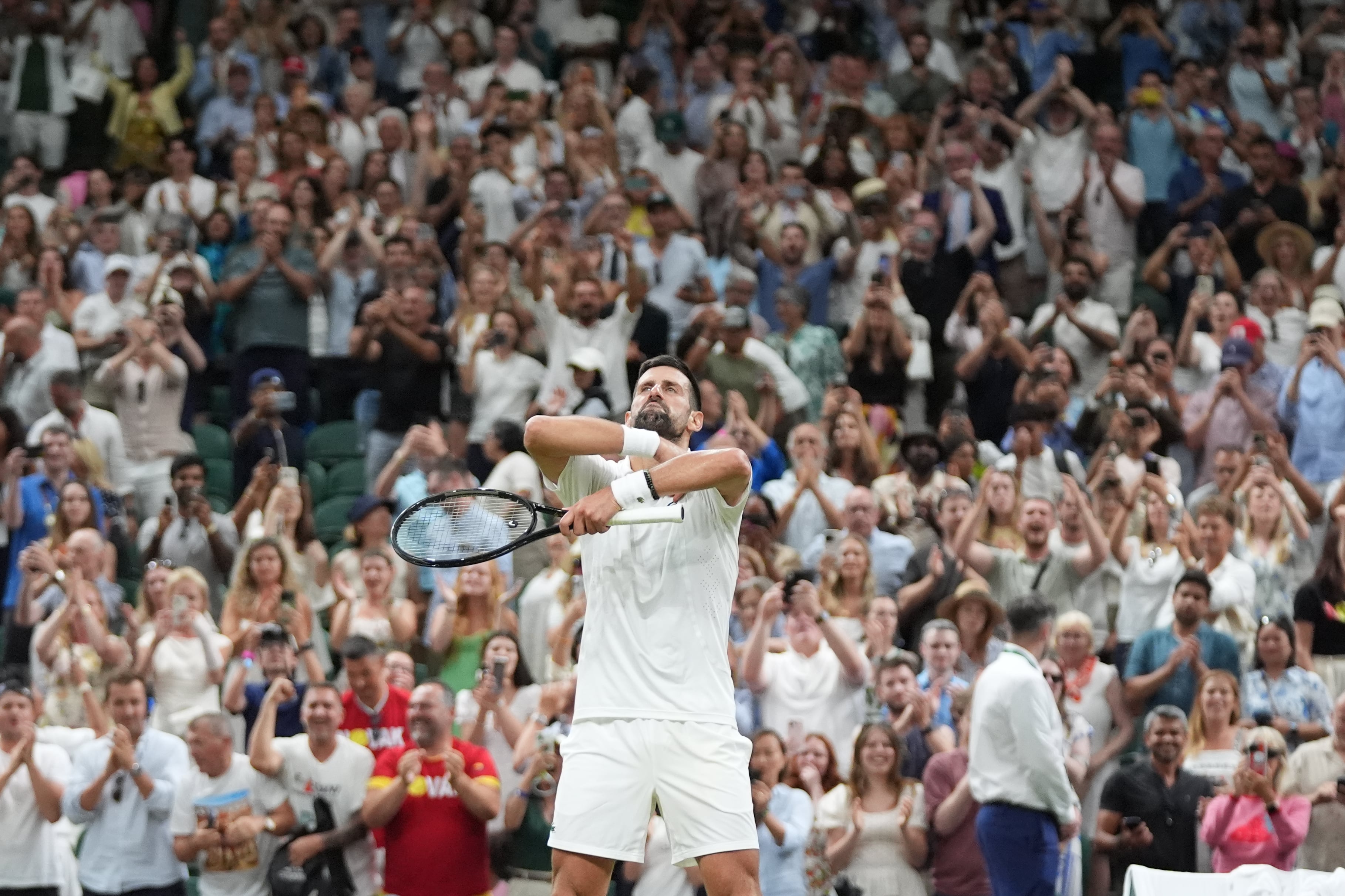 Djokovic sigue viajando al infinito: se sostiene y encara a Sinner en las semifinales de Londres