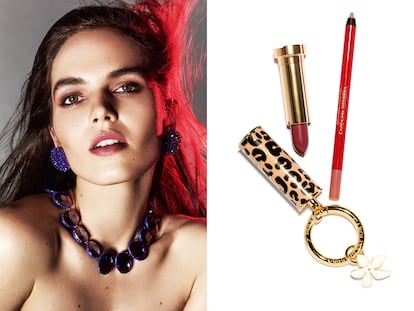 A la izda., la modelo lleva sombra de ojos Chic Mono Metallic (tono Nectar, 009) y barra de labios cremosa Fabulous Kiss (tono Nude Touch, 142), ambos de HERRERA BEAUTY. Pendientes Dome y gargantilla de cristal facetado, todo de CAROLINA HERRERA. A la dcha., barra de labios satinada Fabulous Kiss (tono Kiss of Luck, 372) con carcasa intercambiable Animal Instinct, anilla personalizable y charm Jazmín, colgado como un amuleto; y delineador Fabulous Kiss Lip Liner (tono Not a Classic Pink, 42), todo de HERRERA BEAUTY.