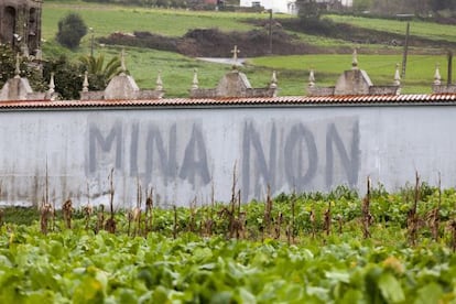 Pintada contraria a la mina de oro de Corcoesto 