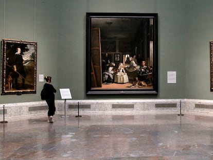 Un visitante observa 'Las meninas', este miércoles en un solitario museo del Prado.