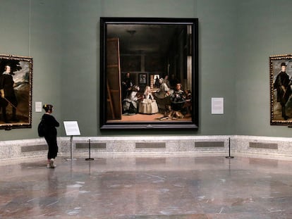 Un visitante observa 'Las meninas', este miércoles en un solitario museo del Prado.