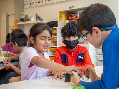 Alumnos de tercer curso de un colegio de Barcelona en su primer día de clase sin mascarilla, el martes.