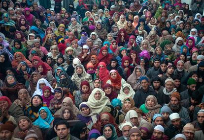 Miles de musulmanes cachemires visitan el santuario Hazratbal en Srinagar para rendir homenaje en el Eid-e-Milad, aniversario del nacimiento del profeta Mahoma.