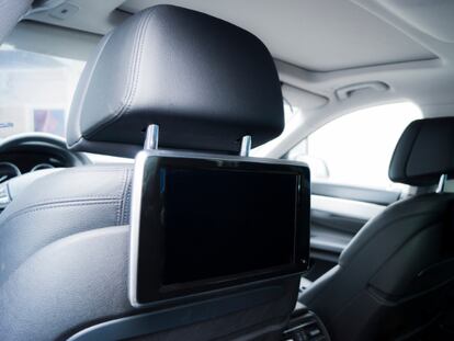 Artículo de EL PAÍS Escaparate sobre soportes de tablet para viajar en el coche.