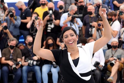 La directora premiada Tatiana Huezo posa al llegar al Festival de Cannes