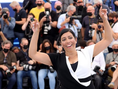 La directora premiada Tatiana Huezo posa al llegar al Festival de Cannes, este viernes.