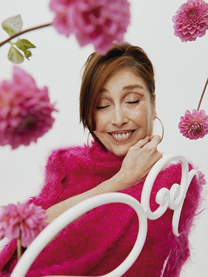 Verónica Forqué, entre dalias rosas, interpreta a Adela, la hermana responsable, madre y abuela modelo.