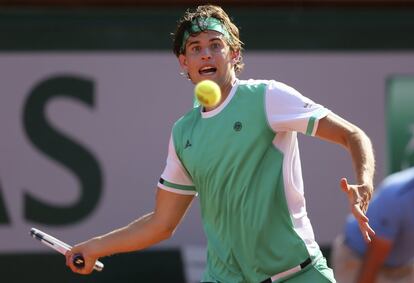 El austríaco Dominic Thiem devuelve la pelota al español Rafael Nadal durante el partido.