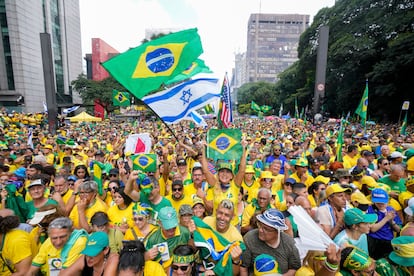 Seguidores de Jair Bolsonaro se manifiestan para expresar su apoyo al expresidente en São Paulo (Brasil), en febrero de 2024.