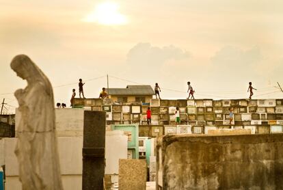 Cada atardecer, los ni&ntilde;os escalan los nichos y liberan sus cometas hechas a mano al cielo. La educaci&oacute;n es p&uacute;blica en Filipinas pero no todos los ni&ntilde;os del cementerio la aprovechan. A veces porque no tienen dinero para el uniforme o porque los padres no los mandan.