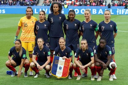 As jogadoras francesas posam para a foto oficial antes do início do jogo. Atenção para a altura da zagueira Wendie Renard em relação à companheiras.