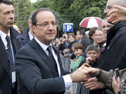 Hollande saluda a ciudadanos durante la festividad del 14 de julio.