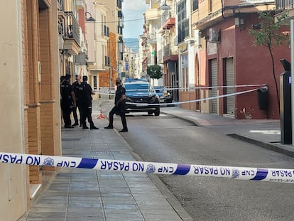 La policía mantiene acordonada la calle de Andújar (Jaén) en la que murieron este domingo un agente y un vecino.