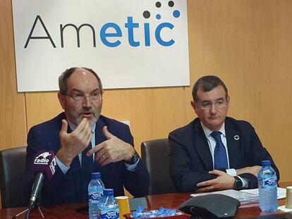 Pedro Mier y Francisco Hortigüela, presidente y director general de Ametic, este lunes en rueda de prensa.
