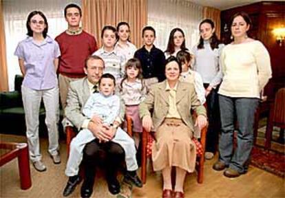 En la imagen superior, la familia Orejana; abajo, la familia Cobos.