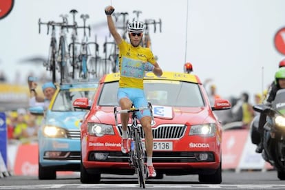 Vincenzo Nibali celebra su victoria tras cruzar la meta en Hautacam.