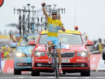 Vincenzo Nibali celebra su victoria tras cruzar la meta en Hautacam.