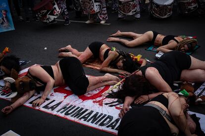 Performance para manifestarse en contra de las corridas de toros luego de reinagurarse la temporada en Ciudad de México.