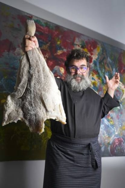El chef Rogelio Barahona, del restaurante Urkiola Mendi, con un bacalao.