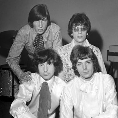 El cantante (arriba, a la derecha), con el grupo en marzo de 1967.