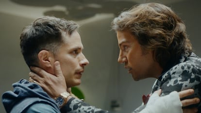 Gael García Bernal (boxeador) y Diego Luna (manager) en la miniserie 'La Máquina'.