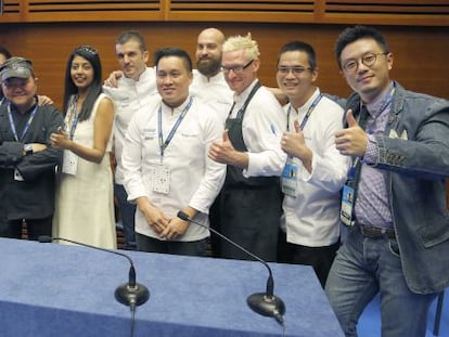 Cocineros que trabajan en restaurantes de Singapur, durante el congreso San Sebastián Gastronomika.