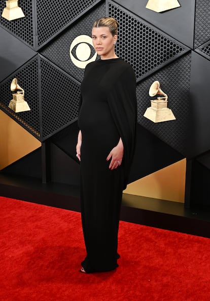 La 'influencer' y modelo Sofia Richie Grainge, hija de Lionel Richie, lució embarazo con un elegante vestido negro. 