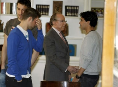 Ruiz-Mateos saluda al capitán del Rayo, Míchel, delante de Cobeño y de Coke.