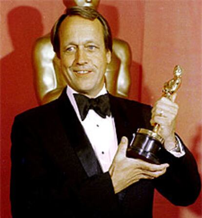 George Roy Hill, con el <i>oscar<i> logrado por <i>El Golpe</i> en la ceremonia de 1974.