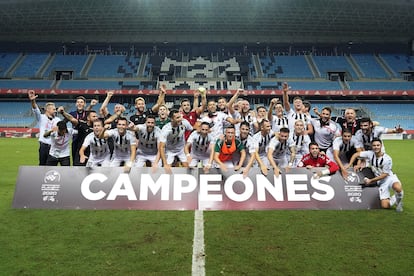 Los jugadores del Castellón celebran el ascenso en La Rosaleda de Málaga.