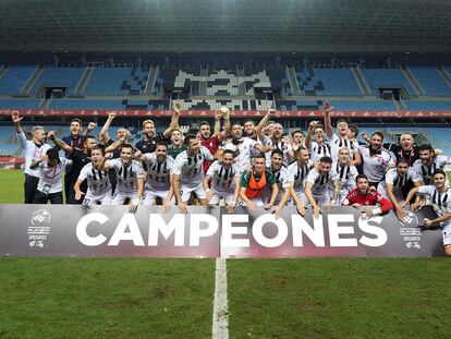 Los jugadores del Castellón celebran el ascenso en La Rosaleda de Málaga.