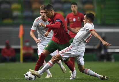 Ronaldo intenta regatear a Sergio Reguillón durante el encuentro amistoso de este miércoles. 