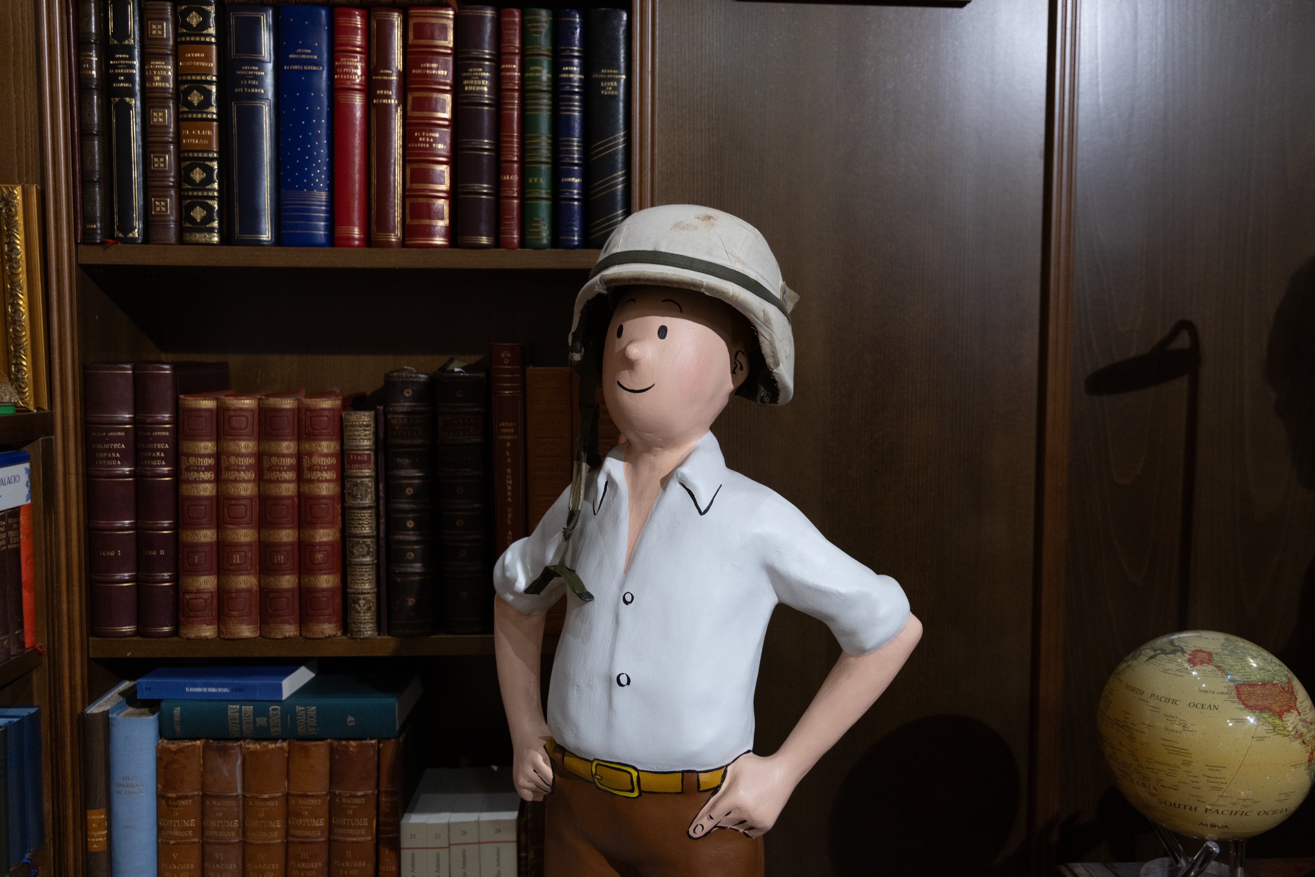 Un Tintín lleva el casco que usó Reverte en su última cobertura como periodista de guerra en Sarajevo.