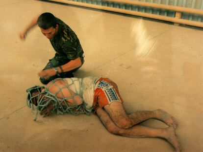 Imagen utilizada en un consejo de guerra contra tres militares británicos por malos tratos a prisioneros iraquíes.