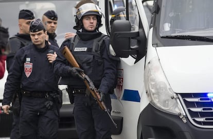 La Policia, a Porte de Vincennes, a l'est de París (França). El presumpte autor de l'assassinat ahir d'una agent de Policia Municipal francesa ha pres com a ostatges almenys cinc persones en un supermercat a Porte de Vincennes, després de protagonitzar un tiroteig amb la Policia.