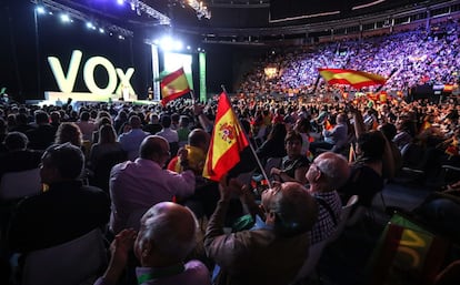 Centenares de personas llenas las gradas del Palacio Vistalegre durante el acto de Vox.