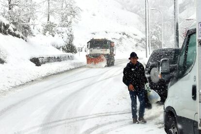 Aspecto que presenta el pueblo de Pajares a causa del temporal de nieve, este viernes. 