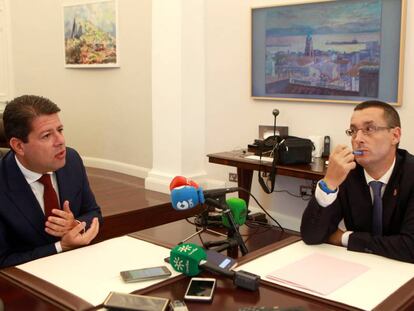 El ministro principal de Gibraltar, Fabian Picardo (i), junto al alcalde de la Línea de la Concepción (Cádiz), Juan Franco