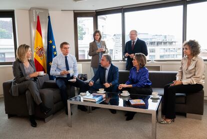 De izquierda a derecha, Alicia García, Alberto Núñez Feijóo, Elías Bendodo, Cuca Gamarra y Dolors Montserrat. De pie, Carmen Fúnez y Miguel Tellado, en la sede del PP en Madrid, este martes.