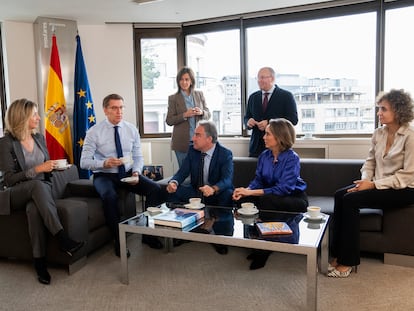 De izquierda a derecha, Alicia García, Alberto Núñez Feijóo, Elías Bendodo, Cuca Gamarra y Dolors Montserrat. De pie, Carmen Fúnez y Miguel Tellado, en la sede del PP en Madrid, este martes.