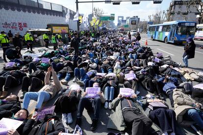 Decenas de manifestante se tumban en el suelo durante la marcha por el Día Internacional de la Mujer celebrado este viernes en Seúl (Corea del Sur). 