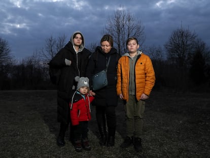 Una familia ucrania recién llegada a Polonia en el centro de acogida instalado en el paso fronterizo de Dorohusk, el sábado.