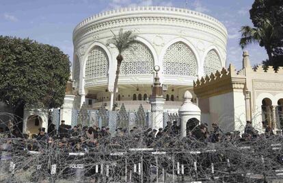 Alambre de espino y un gran despliegue policial protegen el palacio presidencial de El Cairo.