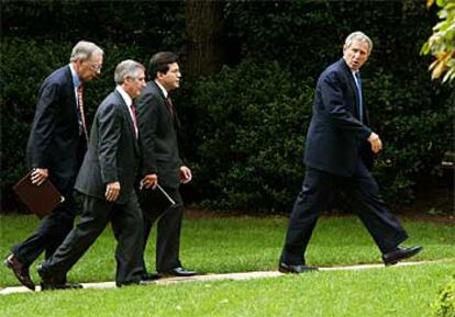 George Bush, seguido por Alberto Gonzales (izquierda), Andrew Card (centro) y John Gordon, ayer en la Casa Blanca.